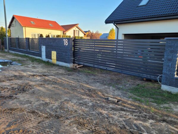 Ogrodzenia dźwiękoszczelne są skutecznym rozwiązaniem dla osób pragnących zredukować hałas z otoczenia. Bardzo pomocne.