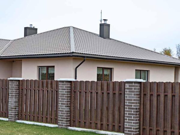 Sztachety metalowe, trzy kolory. Ogrodzenia SILD. System ogrodzeń
