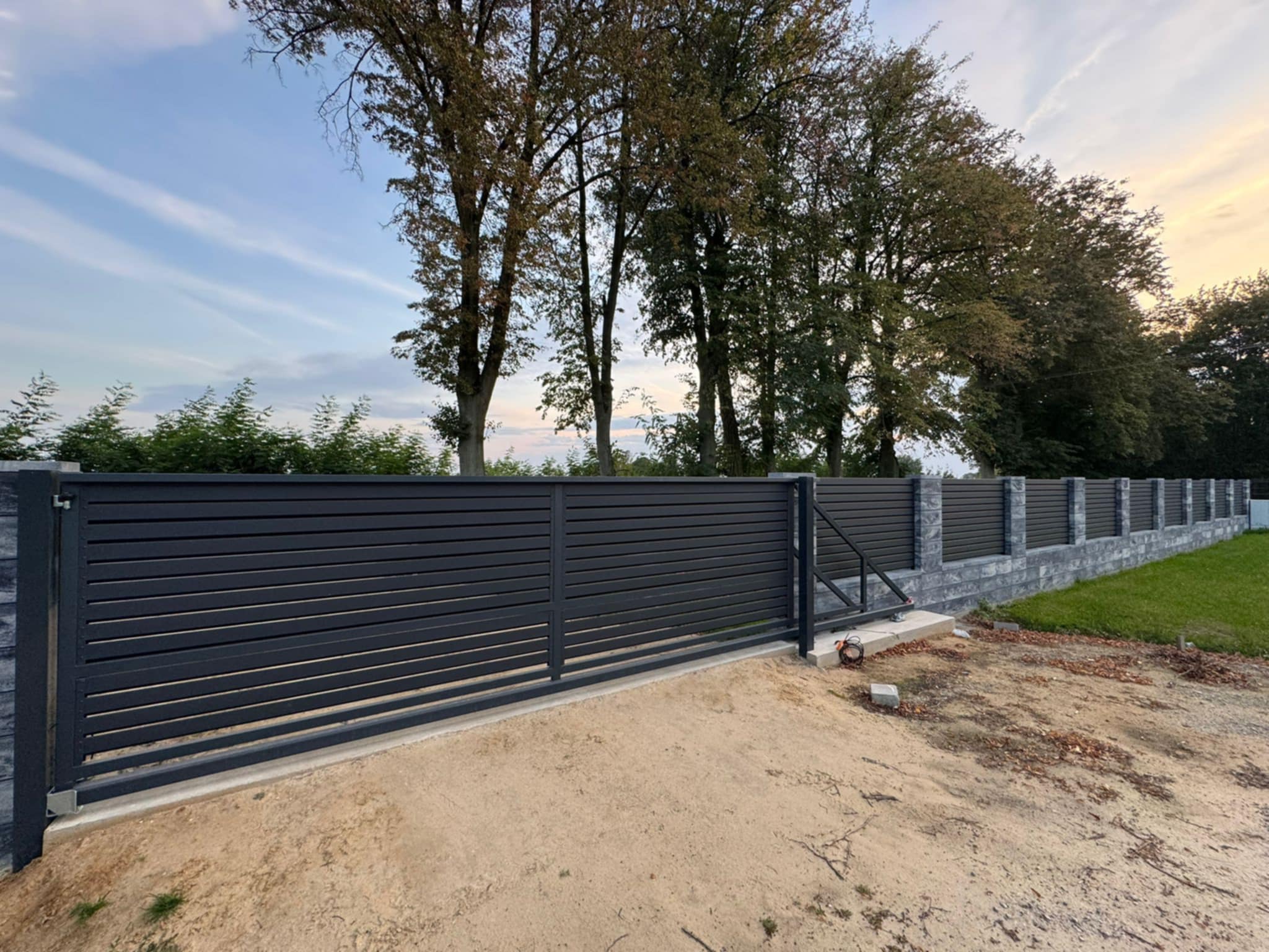 Czy ogrodzenie może być w granicy z drogą