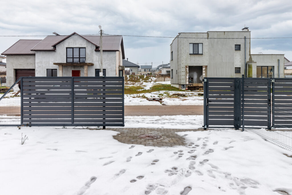 Jak zadbać o ogrodzenie przed zimą