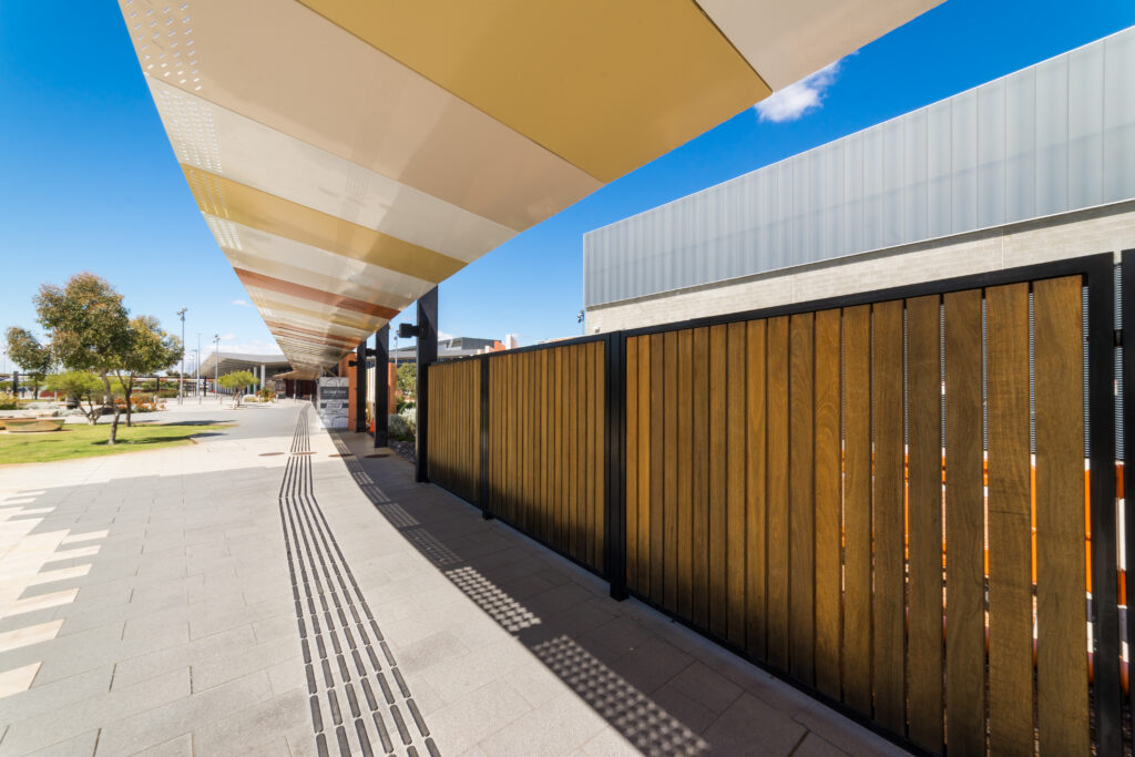 Palisady drewniane pionowe