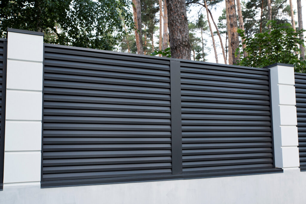 Ogrodzenie palisadowe na posesji firmowej