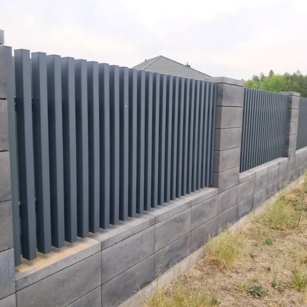 Nowoczesne ogrodzenie palisadowe SILD przy posesji z podmurówką betonową