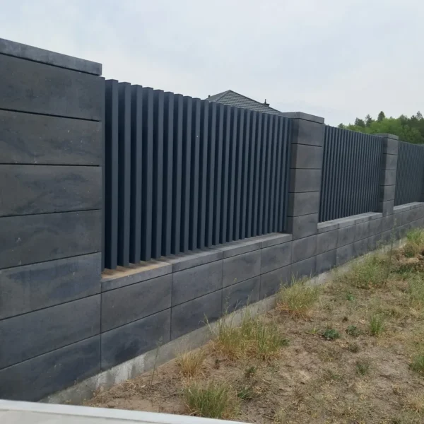 Realizacja ogrodzenia palisadowego SILD z bramą i słupkami betonowymi