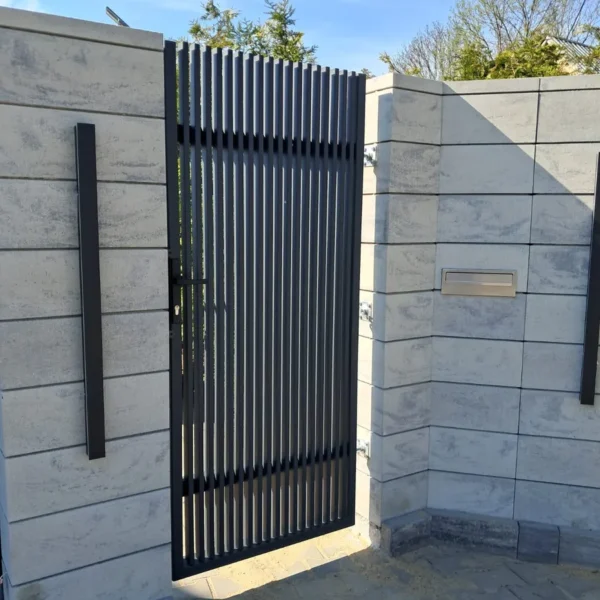 Furtka palisadowa SILD w ogrodzeniu z bloczków betonowych