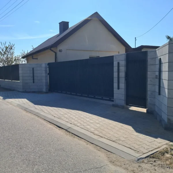 Nowoczesna brama i ogrodzenie SILD od strony drogi