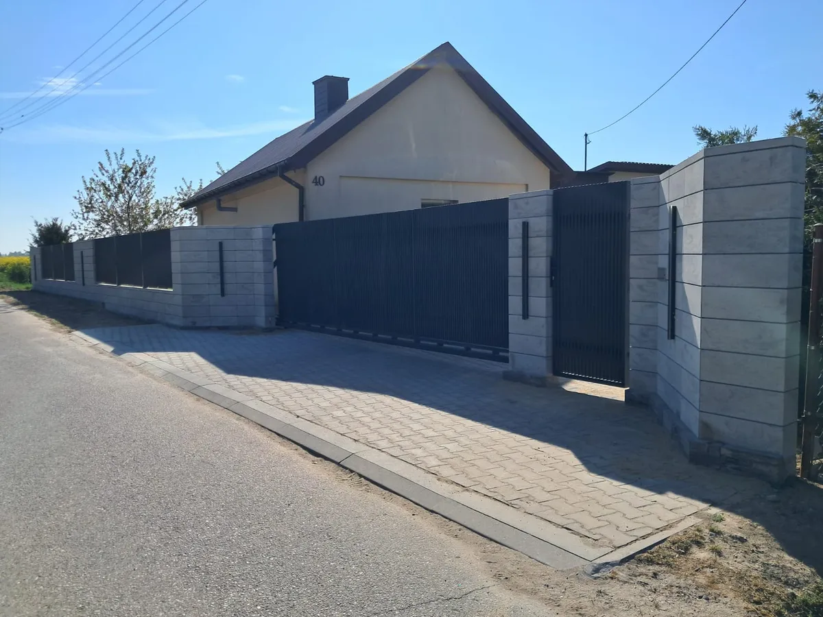 Słupki z bloczków betonowych i brama ogrodzeniowa SILD
