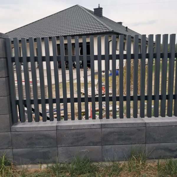 Ogrodzenie palisadowe SILD z przęsłami w kolorze antracyt