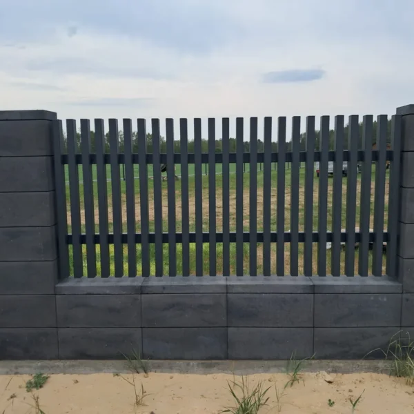 Przęsło ogrodzenia palisadowego SILD na podmurówce betonowej