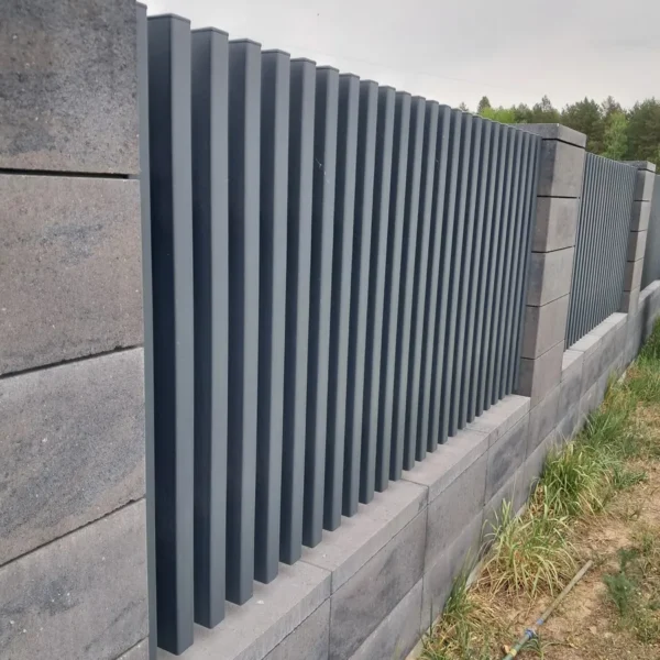 Długie ogrodzenie palisadowe SILD przy granicy posesji