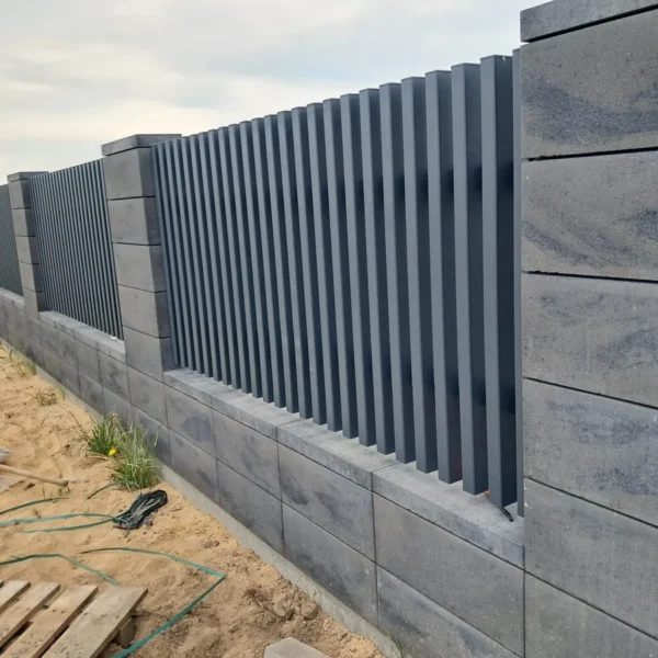 Realizacja ogrodzenia SILD z panelami palisadowymi i bloczkami