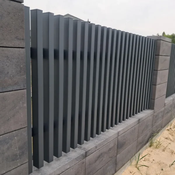 Zbliżenie na nowoczesne ogrodzenie palisadowe SILD