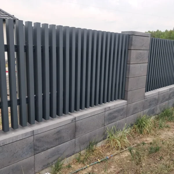 Ogrodzenie palisadowe SILD zamontowane na podmurówce