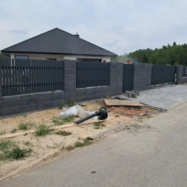 Frontowa realizacja ogrodzenia SILD z bramą i furtką