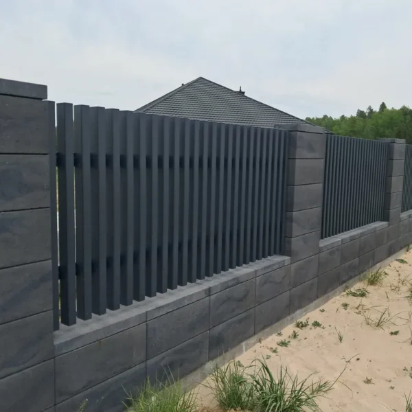 Antracytowe ogrodzenie palisadowe SILD przy domu