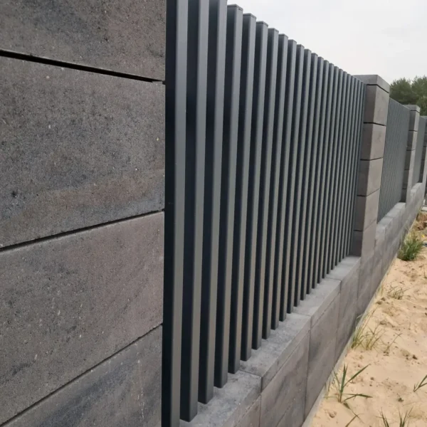 Detal montażu ogrodzenia palisadowego SILD między słupkami