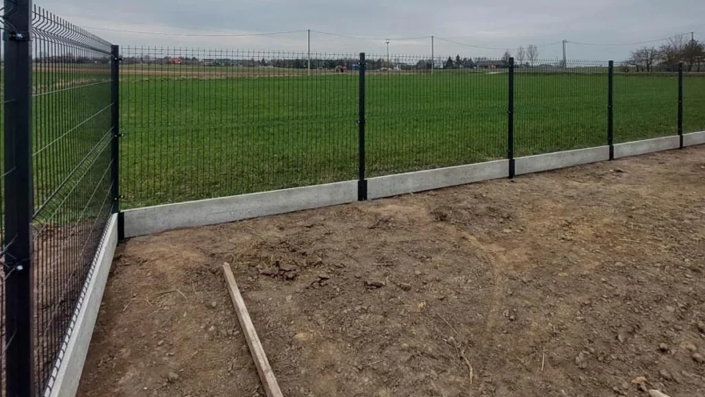Ogrodzenie panelowe 3D z podmurówką prefabrykowaną, panel, słupek i płyta betonowa widoczne razem