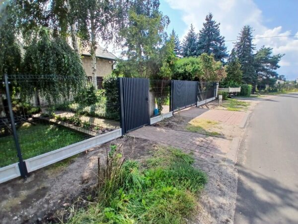 Brama przesuwna i furtka Linea antracytowe RAL 7016 przy ogrodzeniu panelowym 3D na podmurówce, realizacja SILD