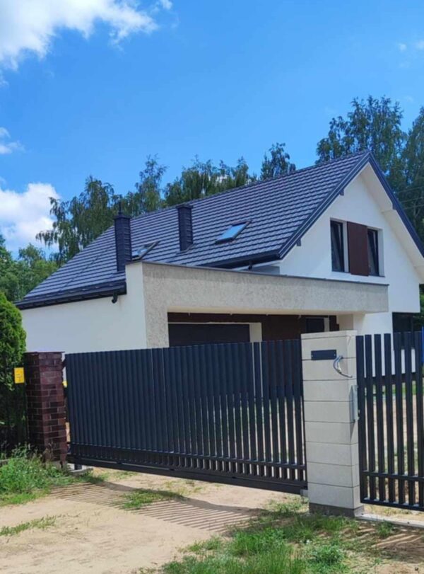 Brama przesuwna Linea antracytowa RAL 7016 przy słupku z bloczka betonowego ze skrzynką na listy, realizacja SILD