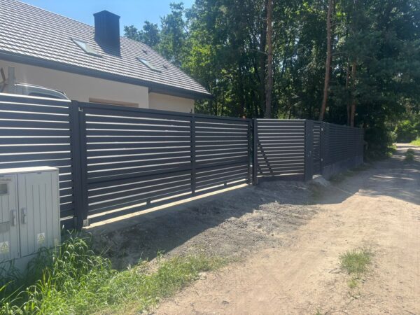 Brama przesuwna i furtka Forte antracytowe RAL 7016 z profili poziomych, realizacja SILD