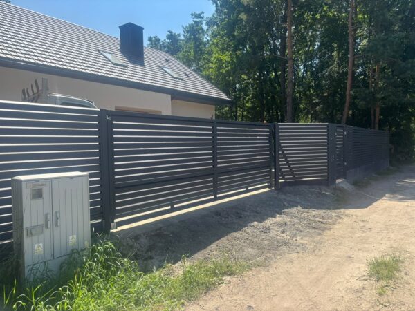 Brama przesuwna Forte antracytowa RAL 7016 z profili poziomych na wjeździe, realizacja SILD