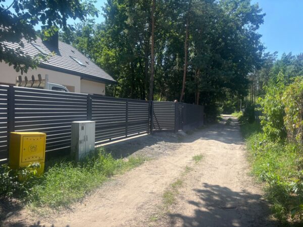 Ogrodzenie Forte antracytowe RAL 7016 wzdłuż leśnej drogi, realizacja SILD