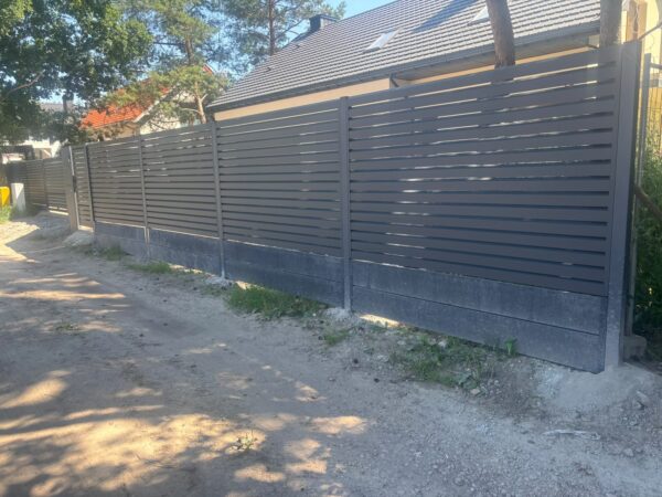 Przęsła Forte antracytowe RAL 7016 na podmurówce betonowej wzdłuż drogi, realizacja SILD