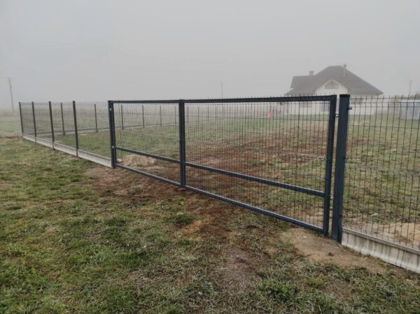 Brama dwuskrzydłowa z wypełnieniem z paneli 3D i ogrodzenie panelowe antracytowe RAL 7016 na podmurówce, realizacja SILD