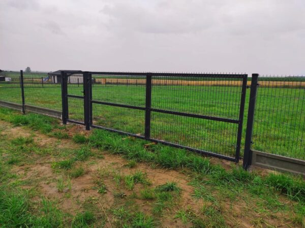 Ogrodzenie panelowe 3D w kolorze czarnym RAL 9005 na podmurówce betonowej, brama dwuskrzydłowa i furtka, realizacja SILD
