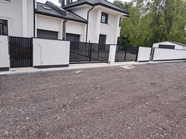 Ogrodzenie Strato, żaluzja pionowa antracytowa RAL 7016, dwie bramy przesuwne i dwie furtki przy domu bliźniaku, realizacja SILD