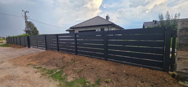 Przęsła z profili poziomych antracytowe RAL 7016 zakończone słupkiem z kamienia naturalnego, realizacja SILD