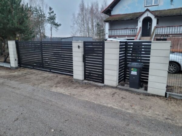 Ogrodzenie z profili poziomych antracytowe RAL 7016 ze słupkami z bloczków betonowych, brama przesuwna i furtka, realizacja SILD